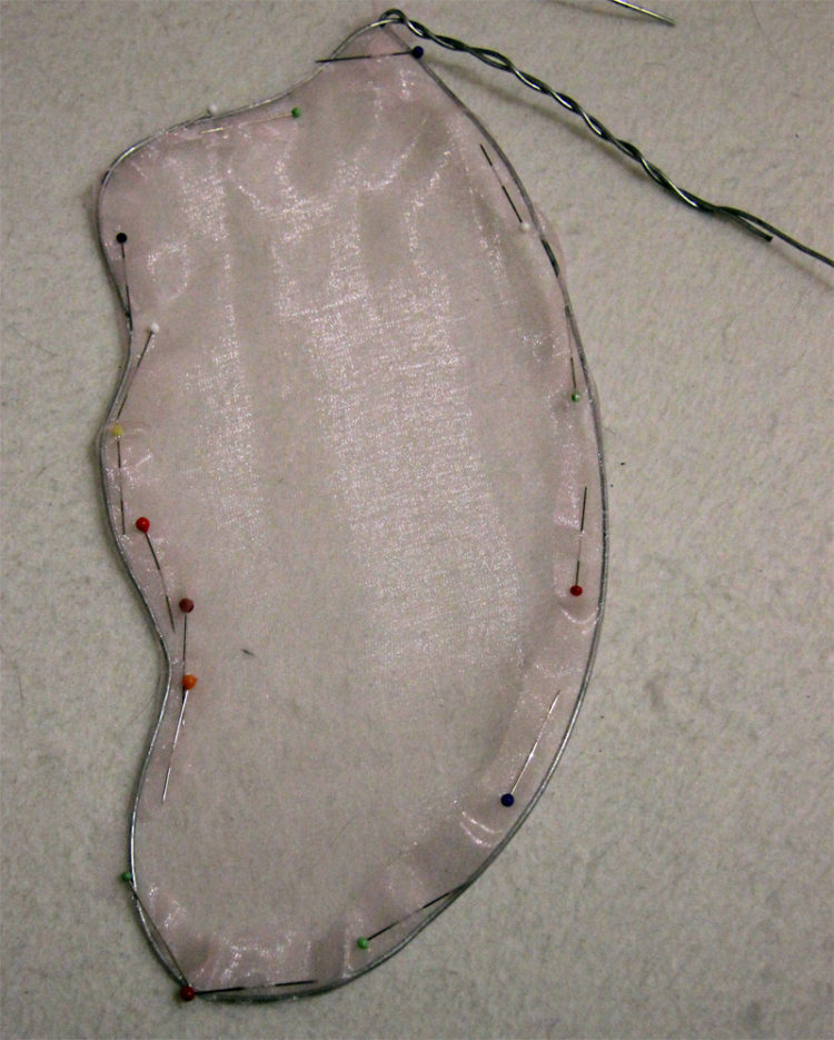 Rahmenteil mit Organza-Zuschnitt - festgesteckt