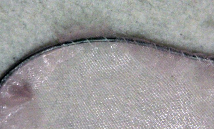 Rahmenteil mit Organza-Zuschnitt - Nahaufnahme der Naht am Flügel