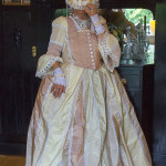 Rokokokleid aus gestreiftem Taft
