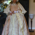 Rokokokleid aus gestreiftem Taft
