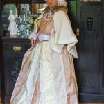 Rokokokleid aus gestreiftem Taft