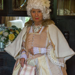 Rokokokleid aus gestreiftem Taft