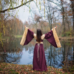 Mittelalterkleid in rot und gold; Foto von chiggo photography; Model: Simone Fladung