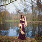 Mittelalterkleid in rot und gold; Foto von chiggo photography; Model: Simone Fladung