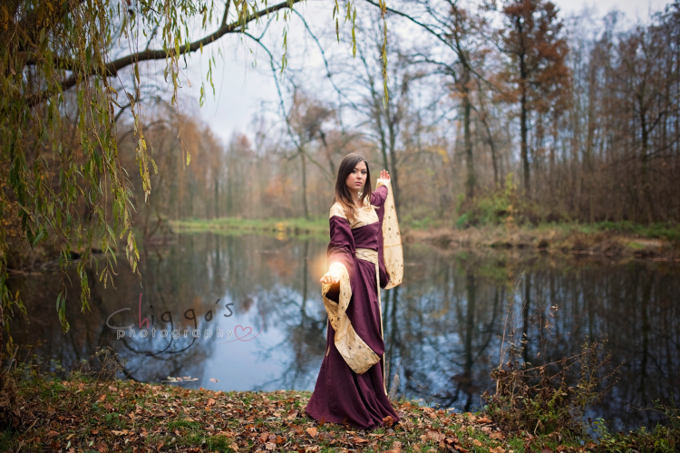 Mittelalterkleid in rot und gold; Foto von chiggo photography; Model: Simone Fladung