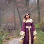 Mittelalterkleid in rot und gold; Foto von chiggo photography; Model: Simone Fladung