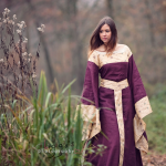 Mittelalterkleid in rot und gold; Foto von chiggo photography; Model: Simone Fladung