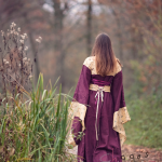 Mittelalterkleid in rot und gold; Foto von chiggo photography; Model: Simone Fladung