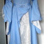 Mittelalter-Hochzeitskleid in blau-weiß
