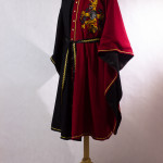 Mittelalterliche Schecke Friedrich nach Vorbildern der burgundischen Mode. Gestaltet als Mi-Parti in schwarz und rot mit großer Wappenstickerei