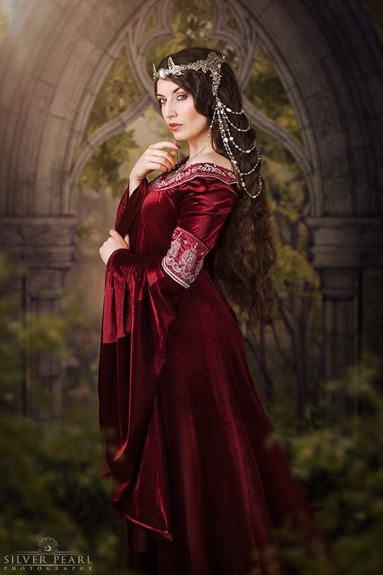 Arwen Cranberry Kleid - Model La Esmeralda - Fotografin Silver Pearl Photography - Schmuck: A mon seul desir