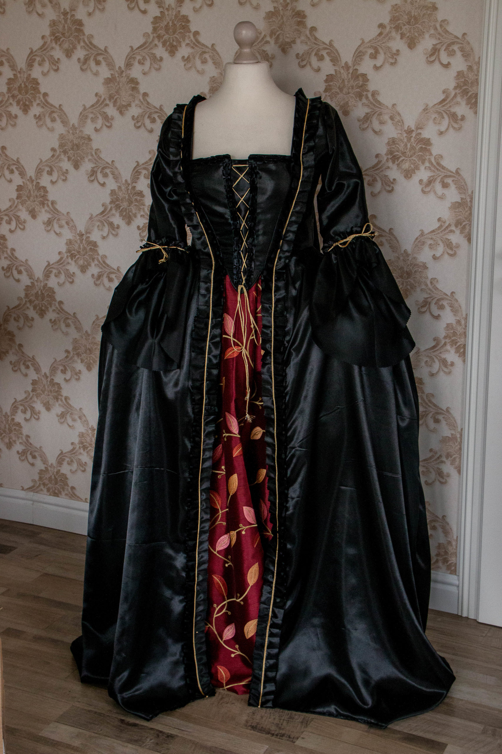Robe a la Francaise Gothic Vampire