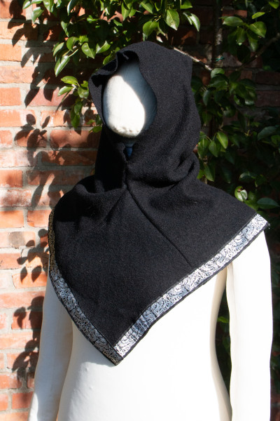 Skjoldehamm Gugel schwarz Drachenborte